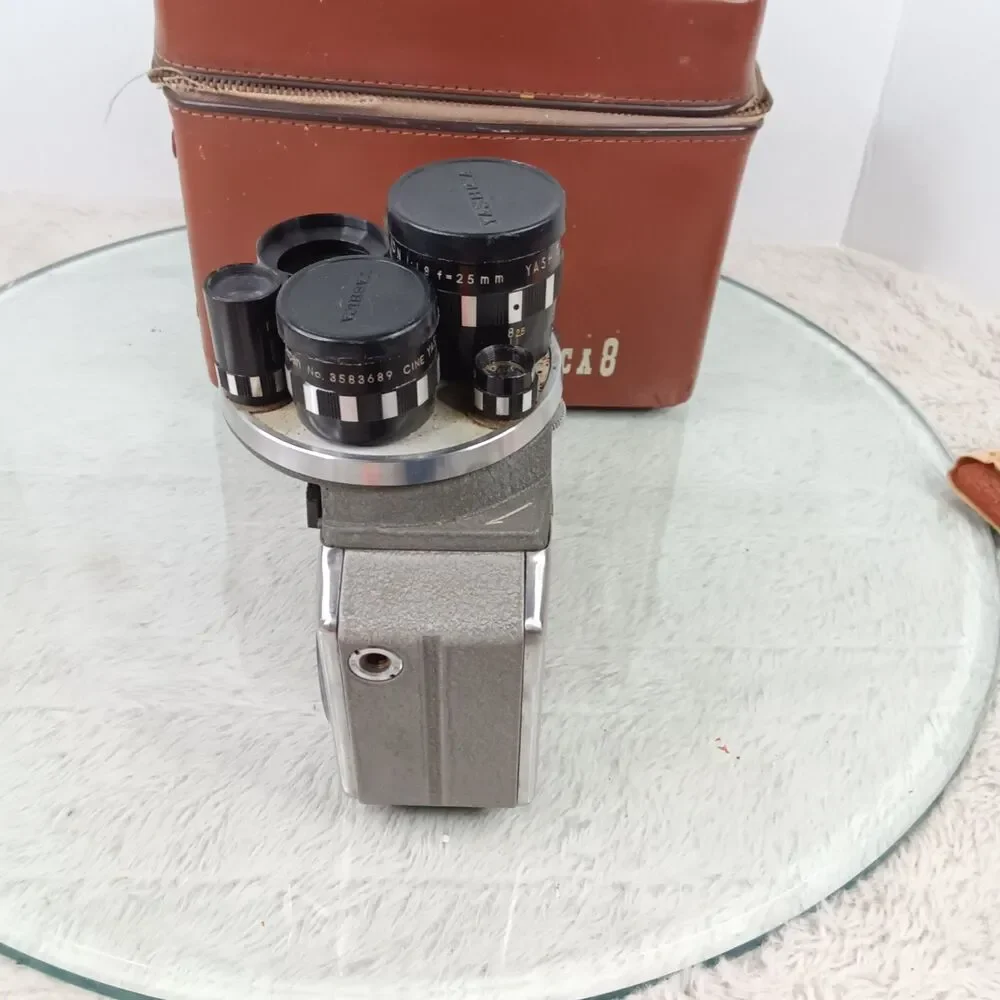 Vintage1950s/60s Yashica 8-E III 8mm wind-up movie camera complete w/ case